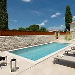 Tatil Evi In With Sauna Žminj